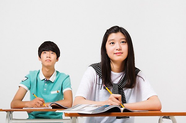 포토 JPG 스튜디오촬영 응시 여학생 여자 남자 남학생 모션 청소년 실내 사람 앉기 동양인 상반신 두명 앞모습 10대 캐주얼 친구 연필 십대라이프스타일 한국인 책상 교과서 십대만 국내포토 학생 라이프스타일 시선 옷 뷰포인트 가구 관계 학용품 교재 인종 내부 필기구 파일형식