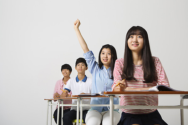 포토 JPG 스튜디오촬영 여학생 여자 남자 남학생 모션 청소년 실내 미소 들기 사람 앉기 동양인 여러명 상반신 앞모습 10대 캐주얼 친구 연필 손들기 십대라이프스타일 한국인 책상 교과서 십대만 국내포토 학생 라이프스타일 옷 뷰포인트 가구 다수 관계 학용품 교재 표정 인종 내부 필기구 파일형식