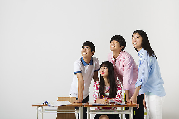 포토 JPG 스튜디오촬영 응시 여학생 여자 남자 남학생 의자 모션 청소년 실내 서기 미소 들기 사람 앉기 동양인 여러명 상반신 앞모습 10대 캐주얼 친구 연필 십대라이프스타일 한국인 책상 교과서 십대만 국내포토 학생 라이프스타일 시선 옷 뷰포인트 가구 다수 관계 학용품 교재 표정 인종 내부 필기구 파일형식