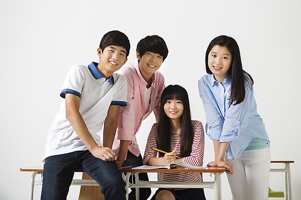 포토 JPG 스튜디오촬영 여학생 여자 남자 남학생 의자 모션 청소년 실내 서기 미소 들기 사람 앉기 동양인 여러명 상반신 앞모습 10대 캐주얼 친구 연필 십대라이프스타일 한국인 책상 교과서 십대만 국내포토 학생 라이프스타일 옷 뷰포인트 가구 다수 관계 학용품 교재 표정 인종 내부 필기구 파일형식