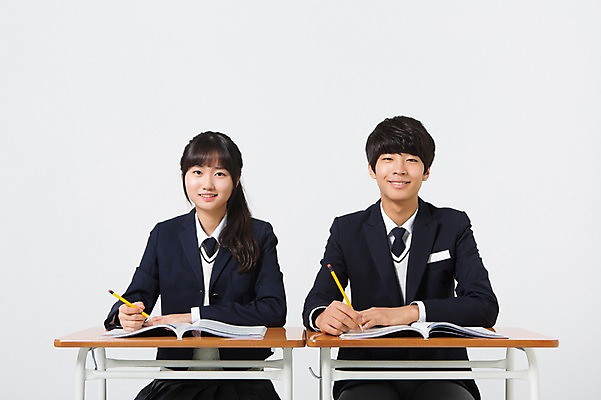 포토 JPG 스튜디오촬영 여학생 여자 남자 교복 남학생 모션 청소년 실내 미소 들기 사람 앉기 동양인 상반신 두명 앞모습 10대 친구 연필 십대라이프스타일 한국인 책상 교과서 십대만 국내포토 학생 라이프스타일 옷 뷰포인트 가구 관계 학용품 교재 표정 인종 내부 필기구 파일형식