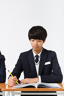 포토 JPG 스튜디오촬영 남자 교복 남학생 모션 청소년 실내 한명 들기 사람 앉기 동양인 상반신 앞모습 10대 연필 십대라이프스타일 한국인 책상 교과서 남자만 남자한명만 십대만 십대남자만 십대남자한명만 국내포토 1 학생 라이프스타일 옷 뷰포인트 가구 학용품 교재 인종 내부 필기구 파일형식