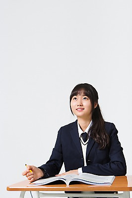 포토 JPG 스튜디오촬영 여학생 여자 교복 모션 청소년 실내 한명 들기 사람 앉기 동양인 상반신 앞모습 10대 연필 십대라이프스타일 한국인 책상 교과서 여자만 여자한명만 십대만 십대여자만 십대여자한명만 국내포토 1 학생 라이프스타일 옷 뷰포인트 가구 학용품 교재 인종 내부 필기구 파일형식