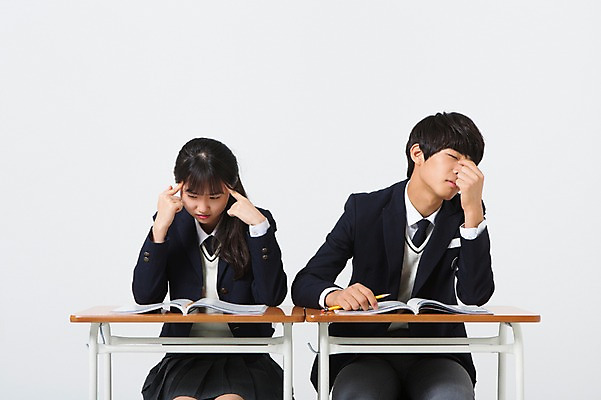 포토 JPG 스튜디오촬영 여학생 여자 남자 교복 남학생 모션 청소년 실내 건강 사람 앉기 동양인 상반신 두명 앞모습 10대 친구 십대라이프스타일 한국인 책상 교과서 문제 십대만 국내포토 학생 라이프스타일 옷 뷰포인트 가구 관계 교재 인종 내부 파일형식