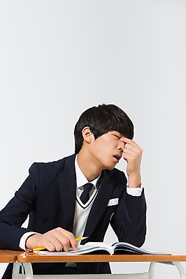 포토 JPG 스튜디오촬영 남자 교복 남학생 모션 청소년 실내 피곤 한명 사람 앉기 동양인 상반신 앞모습 10대 연필 십대라이프스타일 한국인 책상 교과서 남자만 남자한명만 십대만 십대남자만 십대남자한명만 국내포토 1 학생 라이프스타일 옷 뷰포인트 가구 컨셉 학용품 교재 인종 내부 필기구 파일형식