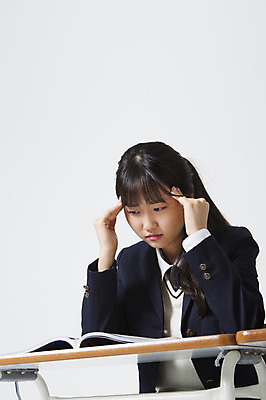 포토 JPG 스튜디오촬영 여학생 여자 교복 모션 청소년 실내 한명 사람 앉기 동양인 상반신 앞모습 10대 십대라이프스타일 한국인 책상 교과서 두통 여자만 여자한명만 십대만 십대여자만 십대여자한명만 국내포토 1 학생 라이프스타일 옷 뷰포인트 가구 교재 인종 내부 질병 파일형식