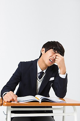 포토 JPG 스튜디오촬영 남자 교복 남학생 모션 청소년 스트레스 실내 피곤 한명 사람 앉기 동양인 상반신 앞모습 10대 십대라이프스타일 한국인 책상 교과서 남자만 남자한명만 십대만 십대남자만 십대남자한명만 국내포토 1 학생 라이프스타일 옷 뷰포인트 가구 컨셉 교재 인종 내부 파일형식