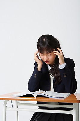 포토 JPG 스튜디오촬영 여학생 여자 교복 모션 청소년 스트레스 실내 한명 사람 앉기 동양인 상반신 앞모습 10대 십대라이프스타일 한국인 책상 교과서 두통 여자만 여자한명만 십대만 십대여자만 십대여자한명만 국내포토 1 학생 라이프스타일 옷 뷰포인트 가구 교재 인종 내부 질병 파일형식
