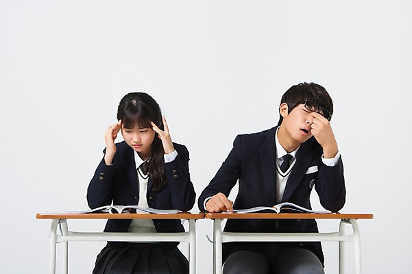 포토 JPG 스튜디오촬영 여학생 여자 남자 교복 남학생 모션 청소년 스트레스 실내 피곤 사람 앉기 동양인 상반신 두명 앞모습 10대 친구 십대라이프스타일 한국인 책상 교과서 두통 십대만 국내포토 학생 라이프스타일 옷 뷰포인트 가구 컨셉 관계 교재 인종 내부 질병 파일형식