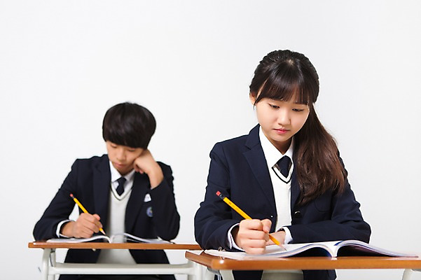 포토 JPG 스튜디오촬영 여학생 여자 남자 교복 남학생 모션 청소년 실내 들기 사람 앉기 동양인 상반신 두명 앞모습 10대 친구 연필 십대라이프스타일 턱괴기 한국인 책상 교과서 십대만 국내포토 학생 라이프스타일 옷 뷰포인트 가구 관계 학용품 교재 인종 내부 필기구 파일형식