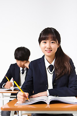 포토 JPG 스튜디오촬영 여학생 여자 남자 교복 남학생 모션 청소년 실내 미소 들기 사람 앉기 동양인 상반신 두명 앞모습 10대 친구 연필 십대라이프스타일 한국인 책상 교과서 십대만 국내포토 학생 라이프스타일 옷 뷰포인트 가구 관계 학용품 교재 표정 인종 내부 필기구 파일형식