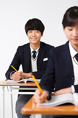 포토 JPG 스튜디오촬영 여학생 여자 남자 교복 남학생 모션 청소년 실내 미소 들기 사람 앉기 동양인 상반신 두명 앞모습 10대 친구 연필 십대라이프스타일 한국인 책상 교과서 십대만 국내포토 학생 라이프스타일 옷 뷰포인트 가구 관계 학용품 교재 표정 인종 내부 필기구 파일형식