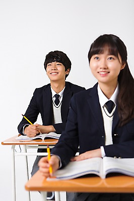 포토 JPG 스튜디오촬영 여학생 여자 남자 교복 남학생 모션 청소년 실내 미소 들기 사람 앉기 동양인 상반신 두명 앞모습 10대 친구 연필 십대라이프스타일 한국인 책상 교과서 십대만 국내포토 학생 라이프스타일 옷 뷰포인트 가구 관계 학용품 교재 표정 인종 내부 필기구 파일형식