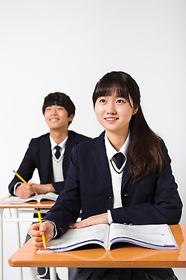 포토 JPG 스튜디오촬영 여학생 여자 남자 교복 남학생 모션 청소년 실내 미소 들기 사람 앉기 동양인 상반신 두명 앞모습 10대 친구 연필 십대라이프스타일 한국인 책상 교과서 십대만 국내포토 학생 라이프스타일 옷 뷰포인트 가구 관계 학용품 교재 표정 인종 내부 필기구 파일형식