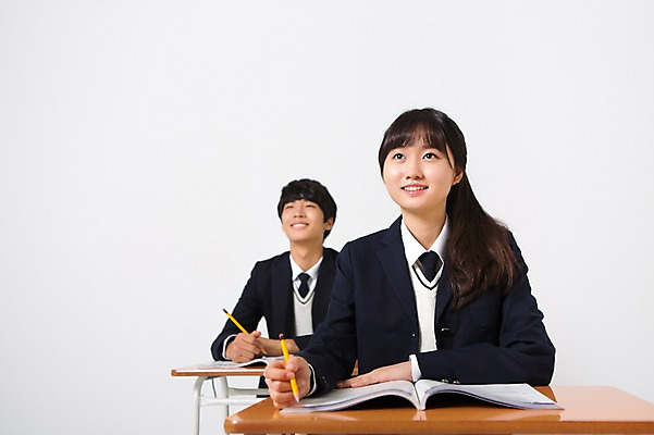 포토 JPG 스튜디오촬영 여학생 여자 남자 교복 남학생 모션 청소년 실내 미소 들기 사람 앉기 동양인 상반신 두명 앞모습 10대 친구 연필 십대라이프스타일 한국인 책상 교과서 십대만 국내포토 학생 라이프스타일 옷 뷰포인트 가구 관계 학용품 교재 표정 인종 내부 필기구 파일형식