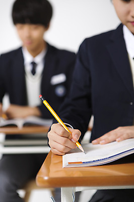 포토 JPG 스튜디오촬영 여학생 여자 남자 교복 남학생 모션 청소년 실내 들기 사람 앉기 동양인 상반신 두명 앞모습 10대 친구 연필 십대라이프스타일 한국인 기록 책상 교과서 십대만 국내포토 학생 라이프스타일 옷 뷰포인트 가구 관계 학용품 교재 인종 내부 필기구 파일형식