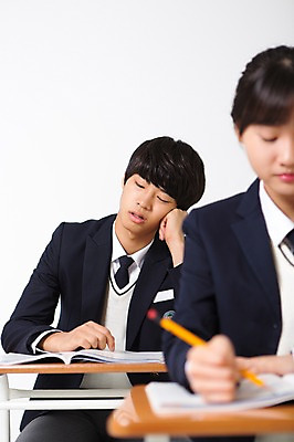 포토 JPG 스튜디오촬영 여학생 여자 남자 교복 남학생 모션 청소년 실내 피곤 들기 사람 앉기 동양인 상반신 두명 앞모습 10대 친구 연필 십대라이프스타일 턱괴기 한국인 잠 책상 교과서 십대만 국내포토 학생 라이프스타일 옷 뷰포인트 가구 컨셉 관계 학용품 교재 인종 내부 필기구 파일형식