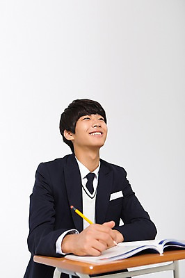 포토 JPG 스튜디오촬영 응시 남자 교복 남학생 모션 청소년 실내 한명 미소 들기 사람 앉기 동양인 상반신 앞모습 10대 연필 십대라이프스타일 한국인 책상 교과서 남자만 남자한명만 십대만 십대남자만 십대남자한명만 국내포토 1 학생 라이프스타일 시선 옷 뷰포인트 가구 학용품 교재 표정 인종 내부 필기구 파일형식
