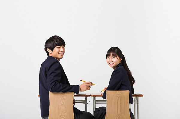 포토 JPG 스튜디오촬영 여학생 여자 남자 교복 남학생 의자 모션 청소년 실내 미소 들기 사람 앉기 동양인 상반신 두명 뒷모습 10대 친구 연필 십대라이프스타일 한국인 뒤돌아보기 책상 십대만 국내포토 학생 라이프스타일 옷 뷰포인트 가구 관계 학용품 표정 인종 내부 필기구 파일형식