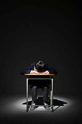 포토 JPG 스튜디오촬영 전신 남자 교복 남학생 엎드리기 모션 청소년 실내 한명 사람 앉기 동양인 앞모습 10대 십대라이프스타일 한국인 책상 왕따 학교폭력 남자만 남자한명만 십대만 십대남자만 십대남자한명만 국내포토 1 학생 라이프스타일 옷 뷰포인트 가구 인종 내부 폭력 파일형식