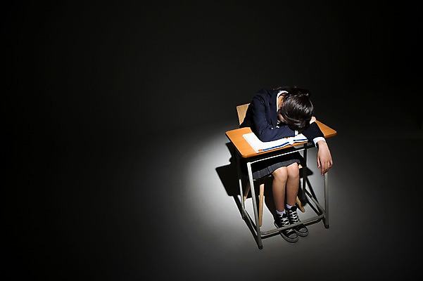 포토 JPG 스튜디오촬영 전신 여학생 여자 교복 엎드리기 의자 모션 청소년 실내 한명 사람 앉기 동양인 앞모습 10대 십대라이프스타일 한국인 책상 교과서 왕따 학교폭력 여자만 여자한명만 십대만 십대여자만 십대여자한명만 국내포토 1 학생 라이프스타일 옷 뷰포인트 가구 교재 인종 내부 폭력 파일형식