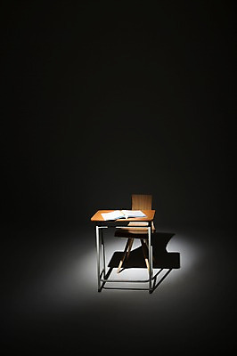 포토 JPG 스튜디오촬영 의자 모션 실내 사람없음 십대라이프스타일 책상 교과서 빈자리 왕따 국내포토 라이프스타일 가구 교재 내부 파일형식