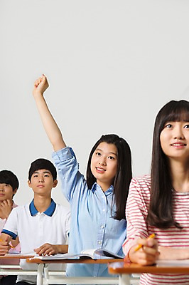 포토 JPG 스튜디오촬영 여학생 여자 남자 교복 남학생 모션 청소년 실내 미소 들기 사람 앉기 동양인 여러명 상반신 앞모습 10대 친구 연필 손들기 십대라이프스타일 한국인 책상 교과서 일렬 십대만 국내포토 학생 라이프스타일 옷 뷰포인트 가구 다수 관계 학용품 교재 표정 인종 내부 필기구 파일형식