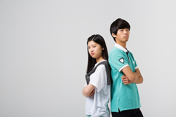 포토 JPG 스튜디오촬영 여학생 여자 남자 남학생 모션 청소년 함께함 실내 서기 사람 동양인 상반신 두명 옆모습 10대 캐주얼 친구 팔짱 십대라이프스타일 다정 한국인 등맞대기 토라짐 십대만 국내포토 학생 라이프스타일 옷 뷰포인트 컨셉 관계 인종 내부 파일형식