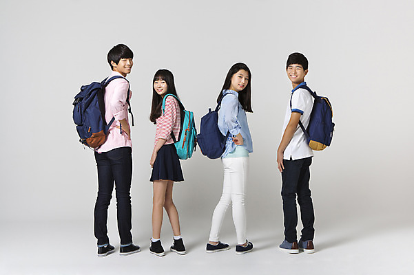 포토 JPG 스튜디오촬영 전신 여학생 여자 남자 남학생 모션 청소년 책가방 함께함 실내 서기 사람 동양인 여러명 뒷모습 10대 캐주얼 친구 십대라이프스타일 한국인 뒤돌아보기 입학 십대만 국내포토 학생 라이프스타일 옷 교육 뷰포인트 다수 컨셉 가방 관계 인종 내부 파일형식