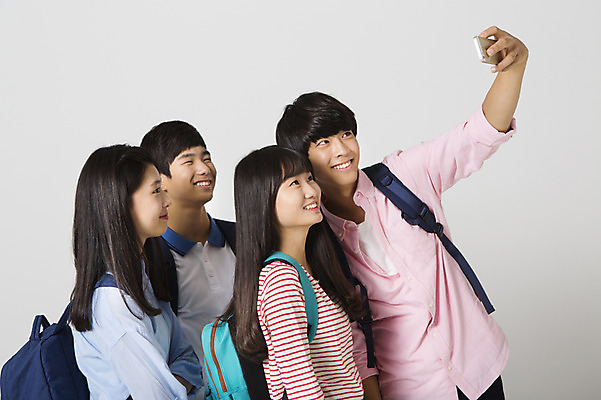 포토 JPG 스튜디오촬영 여학생 여자 남자 남학생 모션 청소년 책가방 함께함 실내 서기 미소 들기 사람 동양인 여러명 상반신 옆모습 10대 캐주얼 친구 스마트폰 십대라이프스타일 한국인 셀프카메라 십대만 단체사진 국내포토 학생 라이프스타일 옷 뷰포인트 다수 컨셉 가방 관계 표정 인종 내부 핸드폰 스마트기기 사진촬영 기념사진 파일형식