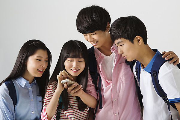 포토 JPG 스튜디오촬영 응시 여학생 여자 남자 남학생 모션 청소년 책가방 함께함 실내 서기 미소 사람 동양인 여러명 상반신 앞모습 10대 캐주얼 친구 스마트폰 십대라이프스타일 한국인 십대만 국내포토 학생 라이프스타일 시선 옷 뷰포인트 다수 컨셉 가방 관계 표정 인종 내부 핸드폰 스마트기기 파일형식