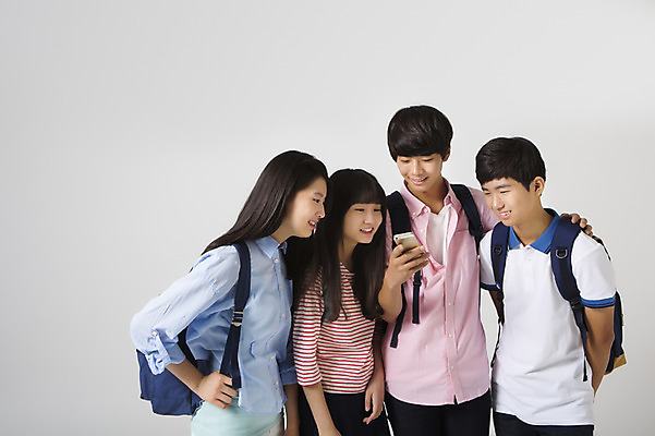 포토 JPG 스튜디오촬영 여학생 여자 남자 남학생 모션 청소년 책가방 함께함 실내 서기 미소 들기 사람 동양인 여러명 상반신 앞모습 10대 캐주얼 친구 스마트폰 십대라이프스타일 한국인 십대만 국내포토 학생 라이프스타일 옷 뷰포인트 다수 컨셉 가방 관계 표정 인종 내부 핸드폰 스마트기기 파일형식
