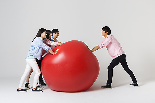 포토 JPG 스튜디오촬영 전신 여학생 여자 남자 남학생 공 모션 청소년 함께함 실내 서기 사람 동양인 여러명 옆모습 10대 캐주얼 친구 십대라이프스타일 한국인 밀기 십대만 국내포토 학생 라이프스타일 옷 뷰포인트 다수 컨셉 관계 인종 내부 파일형식