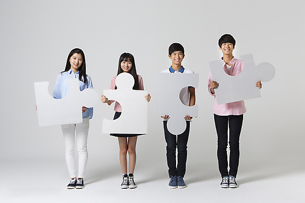 포토 JPG 스튜디오촬영 전신 배너 여학생 여자 남자 남학생 모션 청소년 함께함 실내 서기 미소 들기 사람 동양인 여러명 앞모습 10대 캐주얼 친구 십대라이프스타일 한국인 퍼즐 알림 십대만 국내포토 학생 라이프스타일 옷 뷰포인트 다수 컨셉 관계 표정 인종 내부 파일형식