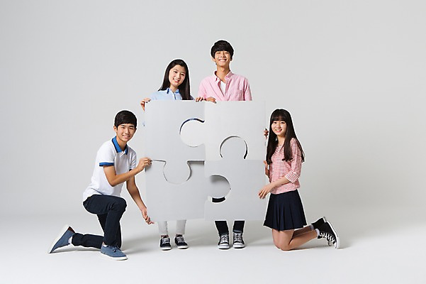 포토 JPG 스튜디오촬영 배너 여학생 여자 남자 남학생 모션 청소년 함께함 실내 서기 미소 들기 사람 앉기 동양인 여러명 앞모습 옆모습 10대 캐주얼 친구 십대라이프스타일 한국인 퍼즐 알림 맞추기 십대만 국내포토 학생 라이프스타일 옷 뷰포인트 다수 컨셉 관계 표정 인종 내부 파일형식