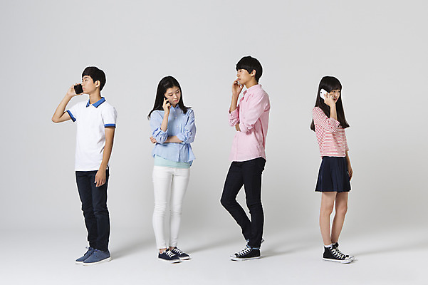 포토 JPG 스튜디오촬영 전신 여학생 여자 남자 남학생 모션 청소년 함께함 실내 서기 들기 사람 동양인 여러명 앞모습 옆모습 10대 캐주얼 친구 스마트폰 십대라이프스타일 한국인 통화 십대만 국내포토 학생 라이프스타일 옷 뷰포인트 다수 컨셉 관계 인종 내부 핸드폰 스마트기기 파일형식