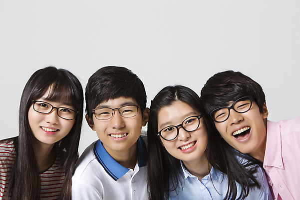 포토 JPG 스튜디오촬영 여학생 여자 남자 안경 남학생 모션 청소년 함께함 실내 서기 미소 사람 동양인 여러명 상반신 앞모습 10대 캐주얼 친구 십대라이프스타일 한국인 십대만 국내포토 학생 라이프스타일 잡화 옷 뷰포인트 다수 컨셉 관계 표정 인종 내부 파일형식