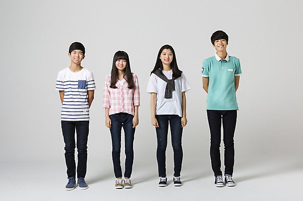 포토 JPG 스튜디오촬영 전신 여학생 여자 남자 남학생 모션 청소년 함께함 실내 서기 미소 사람 동양인 여러명 앞모습 10대 캐주얼 친구 십대라이프스타일 한국인 십대만 국내포토 학생 라이프스타일 옷 뷰포인트 다수 컨셉 관계 표정 인종 내부 파일형식