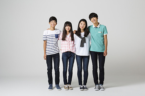 포토 JPG 스튜디오촬영 전신 여학생 여자 남자 남학생 모션 청소년 어깨동무 함께함 실내 서기 미소 사람 동양인 여러명 앞모습 10대 캐주얼 친구 십대라이프스타일 한국인 십대만 국내포토 학생 라이프스타일 옷 뷰포인트 포즈 다수 컨셉 관계 표정 인종 내부 파일형식