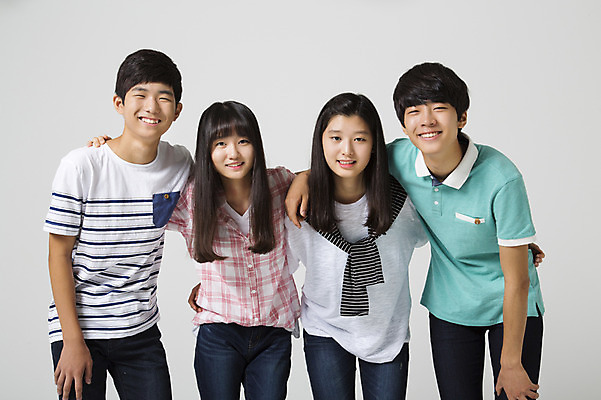 포토 JPG 스튜디오촬영 여학생 여자 남자 남학생 모션 청소년 어깨동무 함께함 실내 서기 미소 사람 동양인 여러명 상반신 앞모습 10대 캐주얼 친구 십대라이프스타일 한국인 십대만 국내포토 학생 라이프스타일 옷 뷰포인트 포즈 다수 컨셉 관계 표정 인종 내부 파일형식