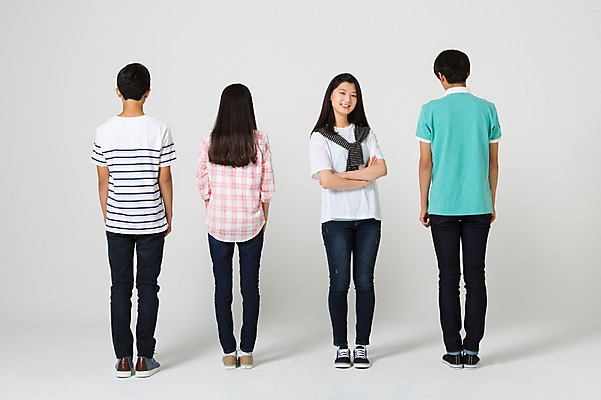 포토 JPG 스튜디오촬영 전신 여학생 여자 남자 남학생 모션 청소년 함께함 실내 서기 미소 사람 동양인 여러명 앞모습 뒷모습 10대 캐주얼 친구 팔짱 십대라이프스타일 한국인 십대만 국내포토 학생 라이프스타일 옷 뷰포인트 다수 컨셉 관계 표정 인종 내부 파일형식