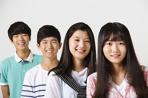 포토 JPG 스튜디오촬영 여학생 여자 남자 남학생 모션 청소년 함께함 실내 서기 미소 사람 동양인 여러명 상반신 앞모습 10대 캐주얼 친구 십대라이프스타일 한국인 일렬 십대만 국내포토 학생 라이프스타일 옷 뷰포인트 다수 컨셉 관계 표정 인종 내부 파일형식