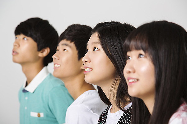 포토 JPG 스튜디오촬영 응시 여학생 여자 남자 남학생 모션 청소년 함께함 실내 서기 사람 동양인 여러명 상반신 옆모습 10대 캐주얼 친구 십대라이프스타일 한국인 십대만 국내포토 학생 라이프스타일 시선 옷 뷰포인트 다수 컨셉 관계 인종 내부 파일형식