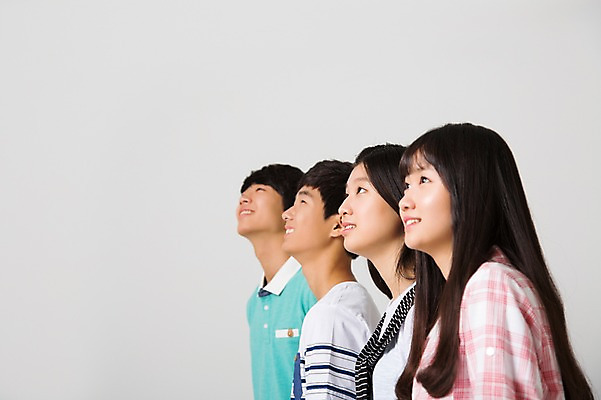 포토 JPG 스튜디오촬영 응시 여학생 여자 남자 남학생 모션 청소년 함께함 실내 서기 미소 사람 동양인 여러명 상반신 옆모습 10대 캐주얼 친구 십대라이프스타일 한국인 십대만 국내포토 학생 라이프스타일 시선 옷 뷰포인트 다수 컨셉 관계 표정 인종 내부 파일형식