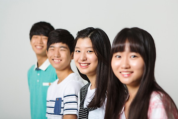 포토 JPG 스튜디오촬영 여학생 여자 남자 남학생 모션 청소년 함께함 실내 서기 미소 사람 동양인 여러명 상반신 앞모습 10대 캐주얼 친구 십대라이프스타일 한국인 일렬 십대만 국내포토 학생 라이프스타일 옷 뷰포인트 다수 컨셉 관계 표정 인종 내부 파일형식
