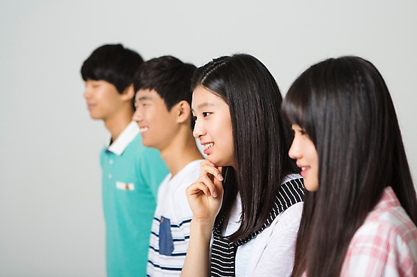 포토 JPG 스튜디오촬영 여학생 여자 남자 남학생 모션 청소년 함께함 실내 서기 미소 사람 동양인 여러명 상반신 옆모습 10대 캐주얼 친구 십대라이프스타일 턱괴기 한국인 일렬 십대만 국내포토 학생 라이프스타일 옷 뷰포인트 다수 컨셉 관계 표정 인종 내부 파일형식