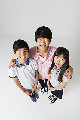 포토 JPG 스튜디오촬영 전신 여학생 여자 남자 남학생 모션 청소년 어깨동무 함께함 실내 서기 미소 사람 동양인 앞모습 10대 캐주얼 세명 친구 십대라이프스타일 한국인 십대만 국내포토 학생 라이프스타일 옷 뷰포인트 포즈 컨셉 관계 표정 인종 내부 파일형식