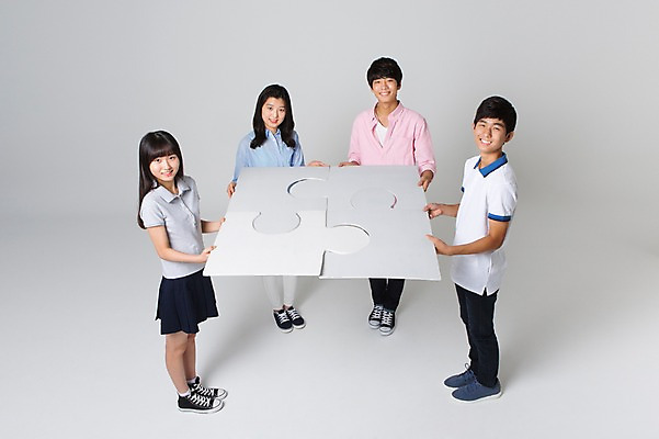 포토 JPG 스튜디오촬영 전신 여학생 여자 남자 남학생 모션 청소년 함께함 실내 서기 미소 들기 사람 동양인 여러명 앞모습 10대 캐주얼 친구 십대라이프스타일 한국인 퍼즐 알림 십대만 국내포토 학생 라이프스타일 옷 뷰포인트 다수 컨셉 관계 표정 인종 내부 파일형식
