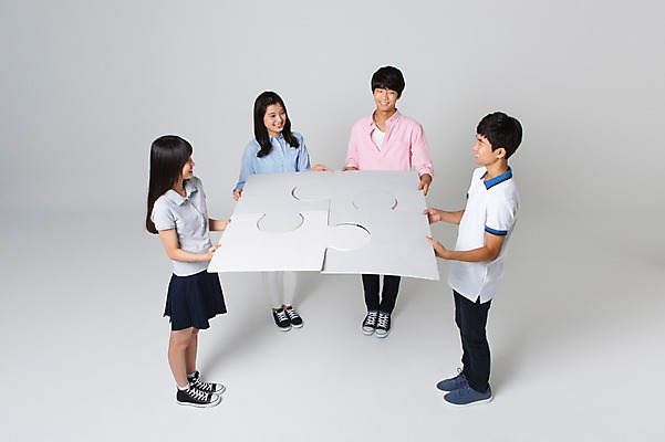 포토 JPG 스튜디오촬영 전신 배너 여학생 여자 남자 남학생 모션 청소년 함께함 실내 서기 미소 들기 사람 동양인 여러명 앞모습 옆모습 10대 캐주얼 친구 십대라이프스타일 한국인 퍼즐 알림 십대만 국내포토 학생 라이프스타일 옷 뷰포인트 다수 컨셉 관계 표정 인종 내부 파일형식