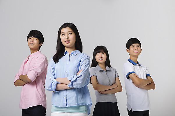 포토 JPG 스튜디오촬영 여학생 여자 남자 남학생 모션 청소년 함께함 실내 서기 미소 사람 동양인 여러명 상반신 앞모습 10대 캐주얼 친구 팔짱 십대라이프스타일 한국인 십대만 국내포토 학생 라이프스타일 옷 뷰포인트 다수 컨셉 관계 표정 인종 내부 파일형식